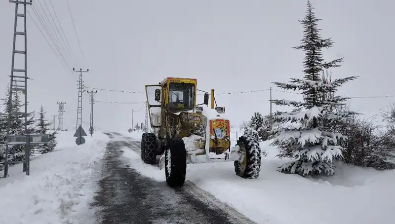 Kayseri'de Kış Aylıklarına Merhaba: Kardan Kapanan Yollar Yeniden Açılıyor!