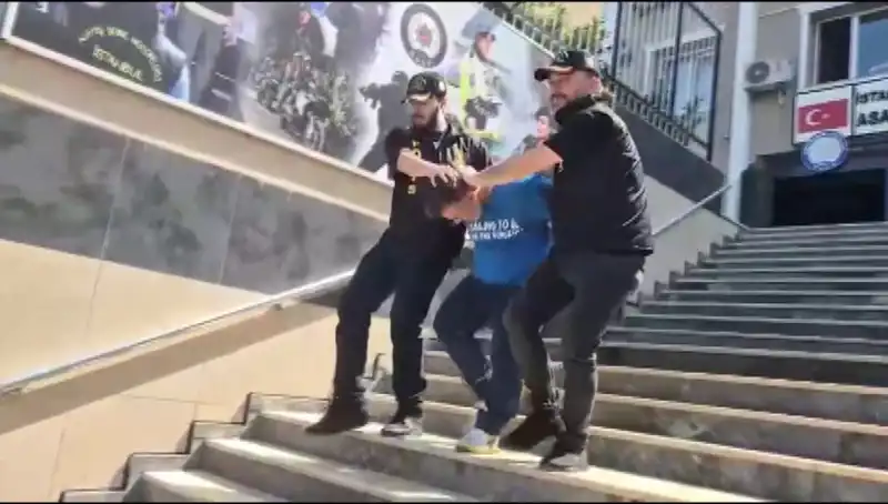 Ümraniye'de 600 Bin Liralık Gasp: Kız Arkadaşlarına Bilezik Aldılar, Film Gibi Takiple Yakalandılar