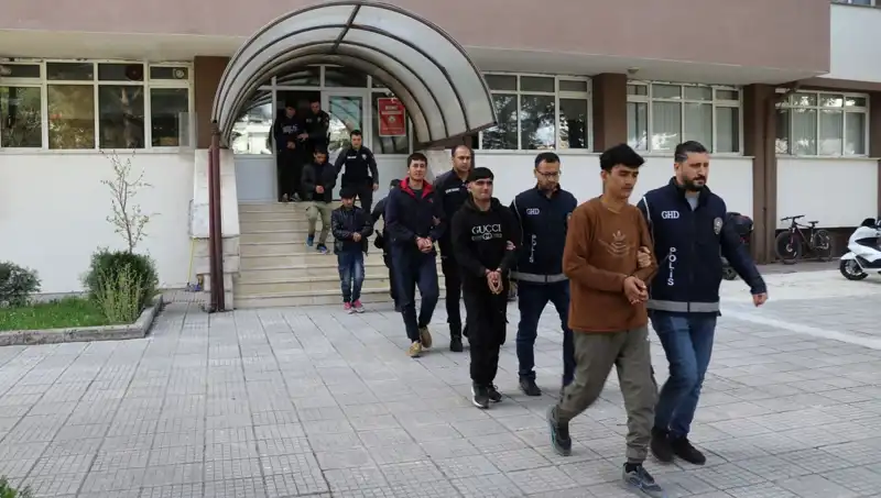 İki İlde Düzensiz Göçmen Yakalanması: Sınır Güvenliği Harekete Geçti