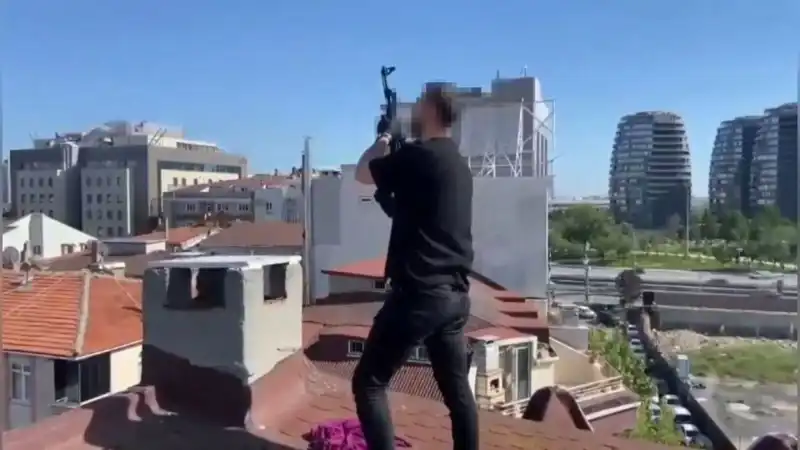 İstanbul'da Büyük Operasyon: Çatıdan AK-47 ile Yakalanan Şüpheliler