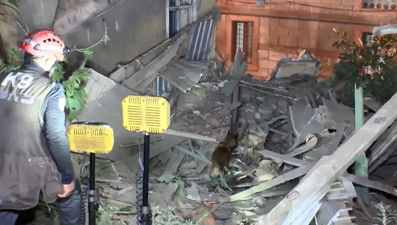 İstanbul'da Deprem Sonrası Hasar Gösteren Bir Bina Çökmüş Olabilir