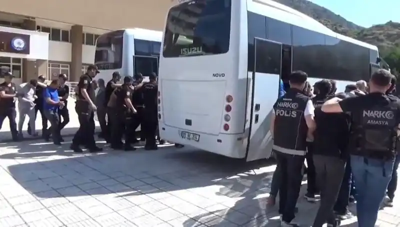 Amasya'da Uyuşturucu Operasyonu: 13 Kişi Yakalandı ve Tutuklandı