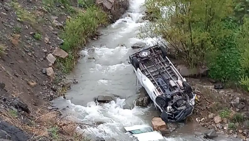 Hakkari'de Minibüs Devrildi: İşçi Taşıyan Araçta İki Ölü, Üç Yaralı