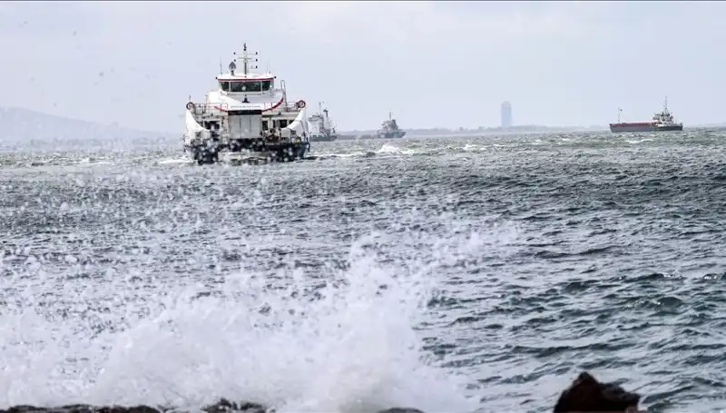 İzmir'de Vapur Seferleri Fırtına Nedeniyle Durduruldu!