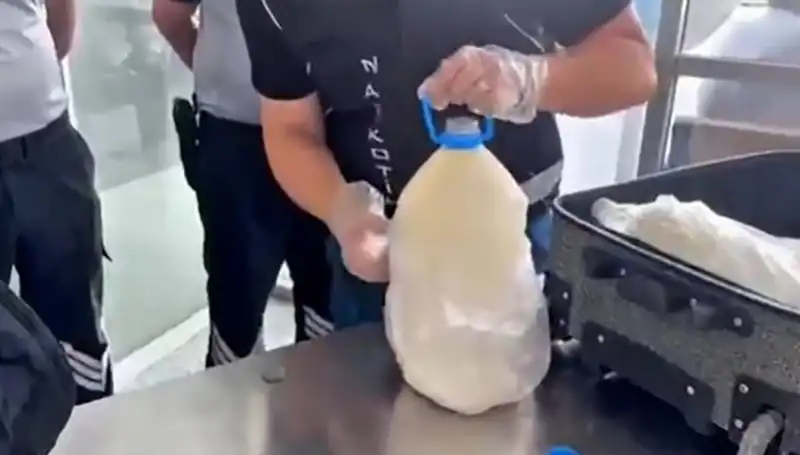 Havalimanında Süt Şişesi İçinde Ele Geçirilen Uyuşturucu: 12 Kilo 800 Gram