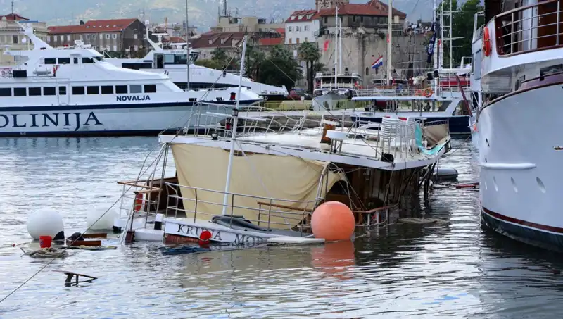 Hırvatistan'da Şiddetli Fırtına: Feribotun Çarptığı Gemi Battı